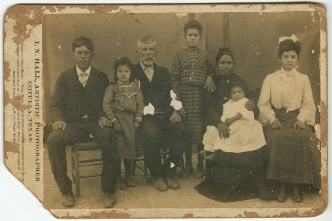 Photograph of the Quintana-Flores family, circa 1900